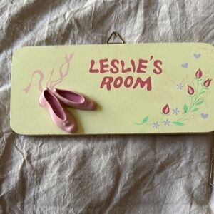 VTG” Leslie’s Room" Russ Name Sign, Ballet Slippers & Flowers, 5"×2.25"